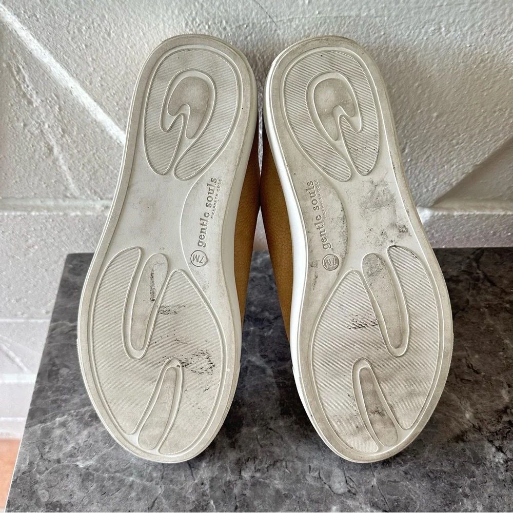 GENTLE SOULS by Kenneth Cole “Rory Ruffle Mule” - Picture 6 of 13